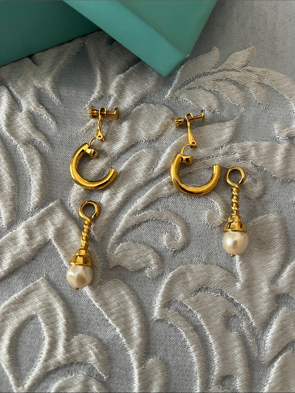 Gold-Tone - Y2K- Hoop Earrings with Pearl Drops - 2 in 1